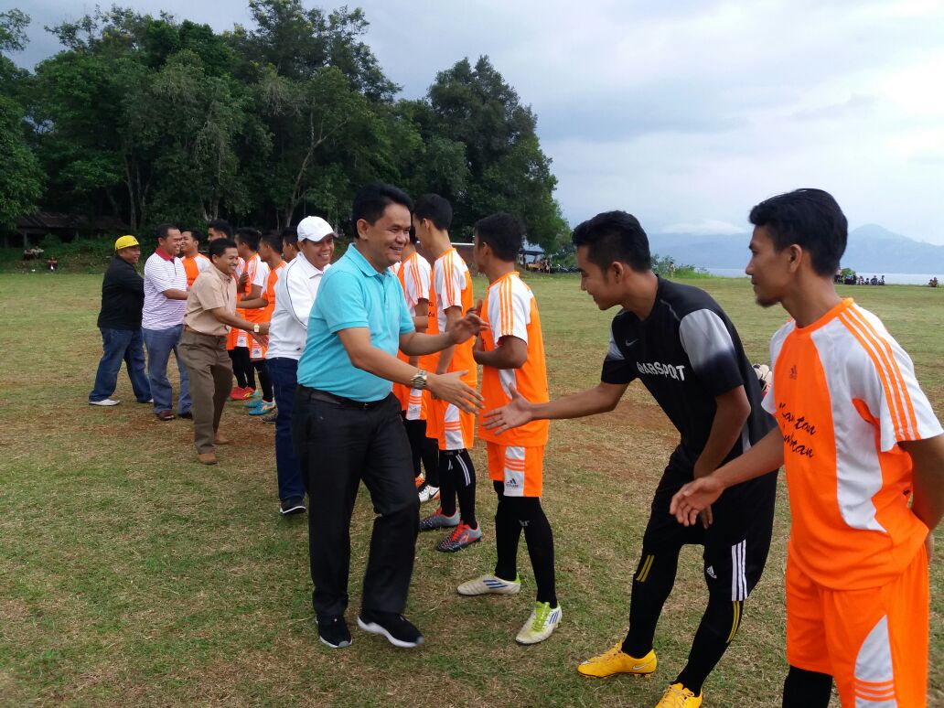 Anggota DPD-RI Nofi Candra menyalami para pemain  yang akan berlaga pada Turnamen Badarmas Cup 4 Malalo